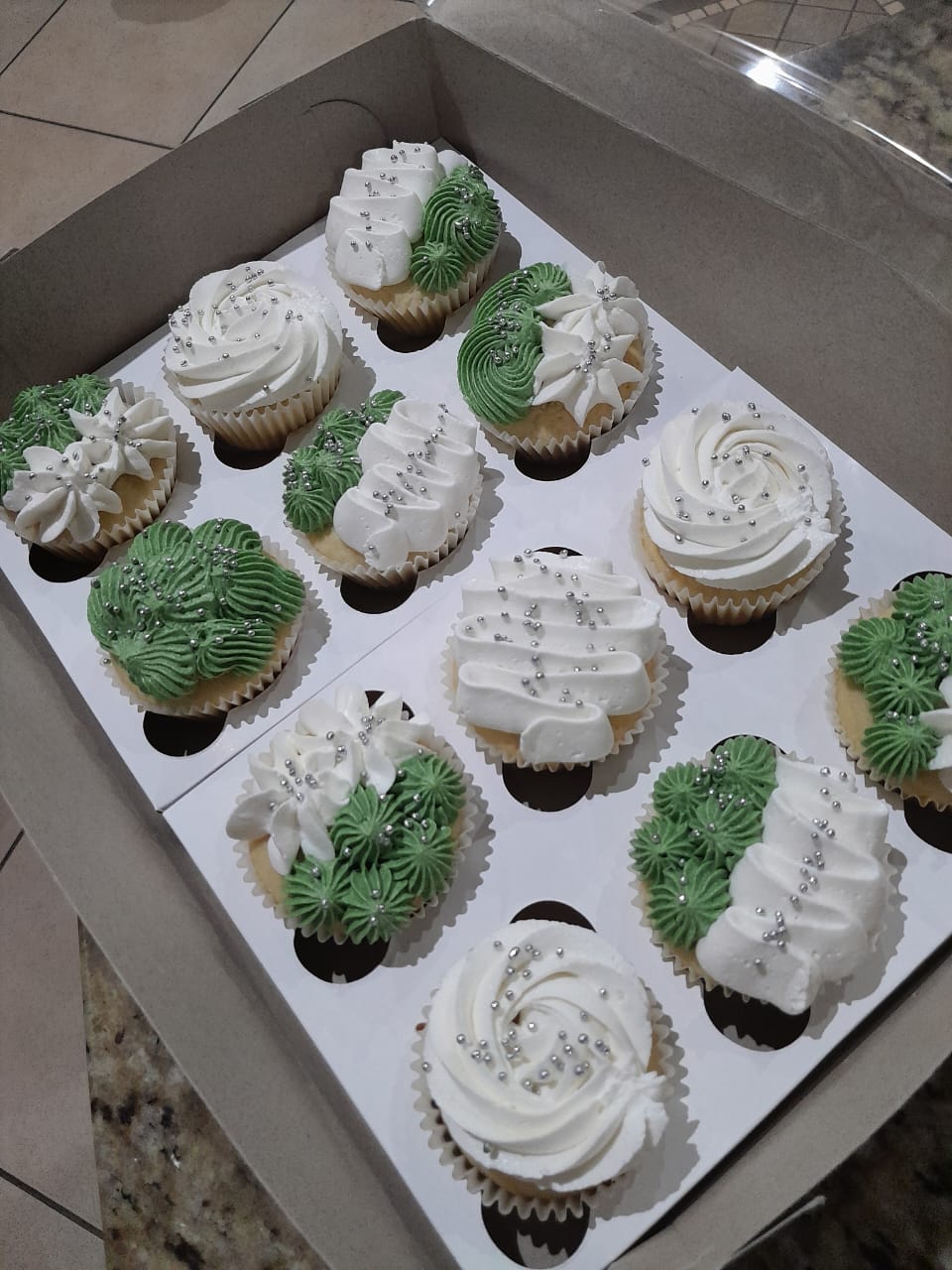 Vanilla Cupcakes (12 cupcakes)